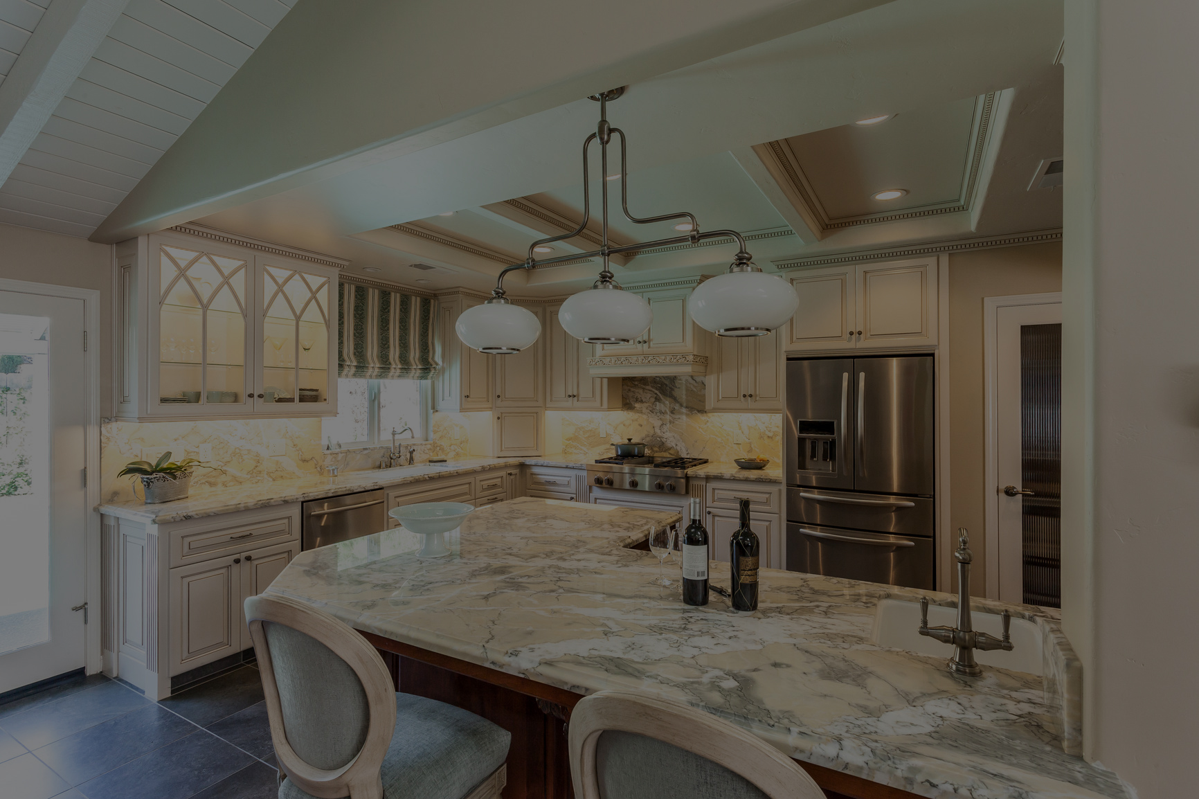 3338980-bright-kitchen-with-custom-cabinets-and-marble-countertops-m